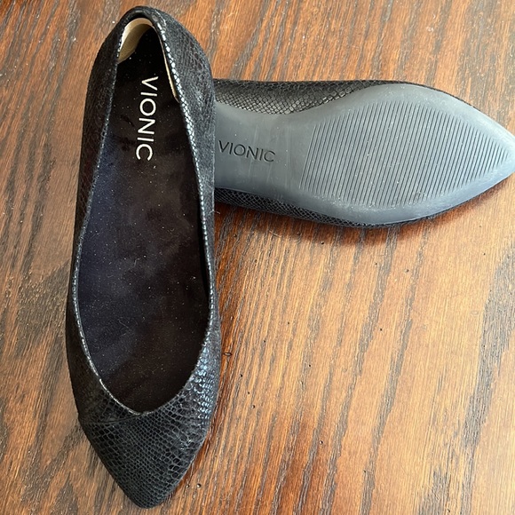 Vionic, black flat - Picture 3 of 6
